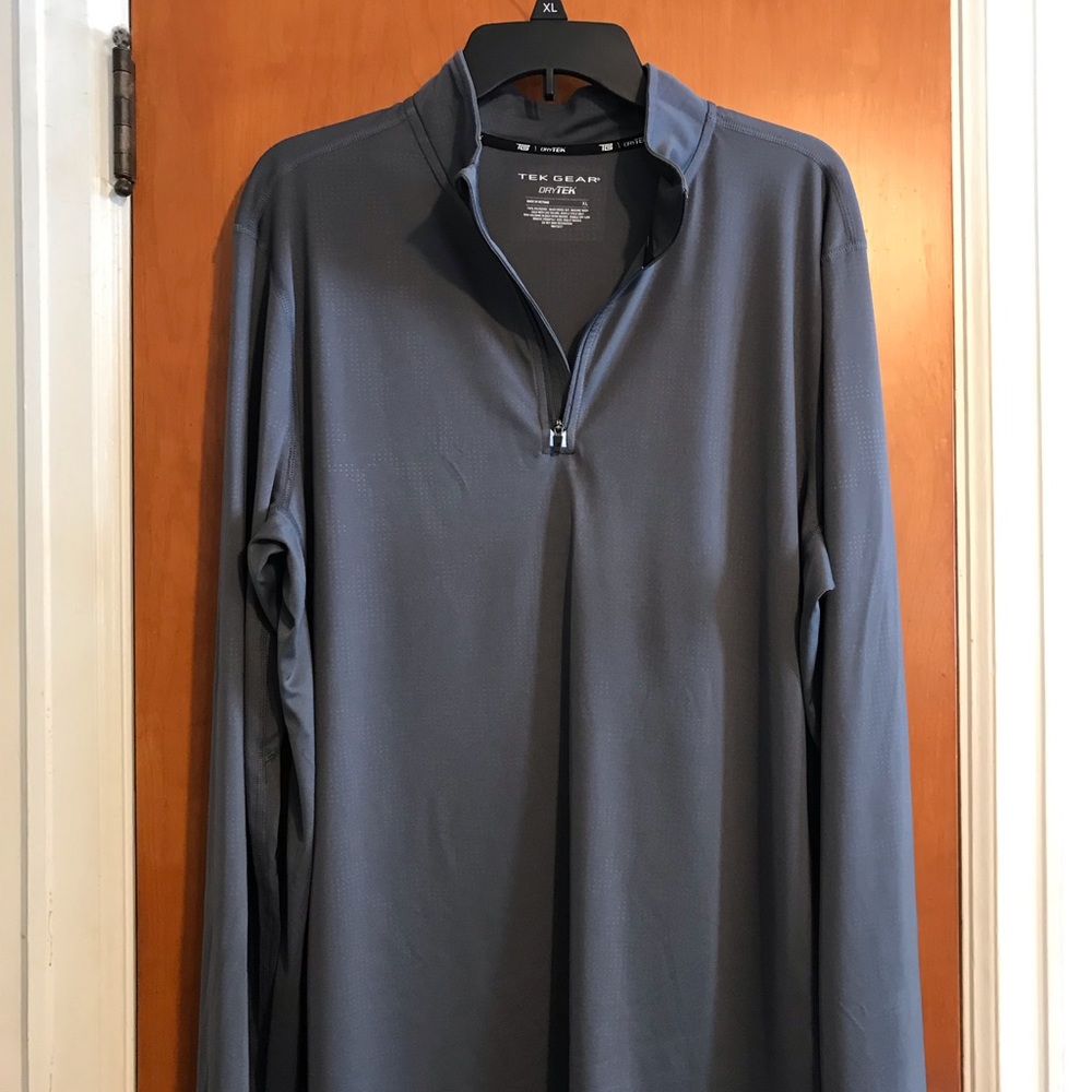 Men’s Tek Gear long sleeve shirt.